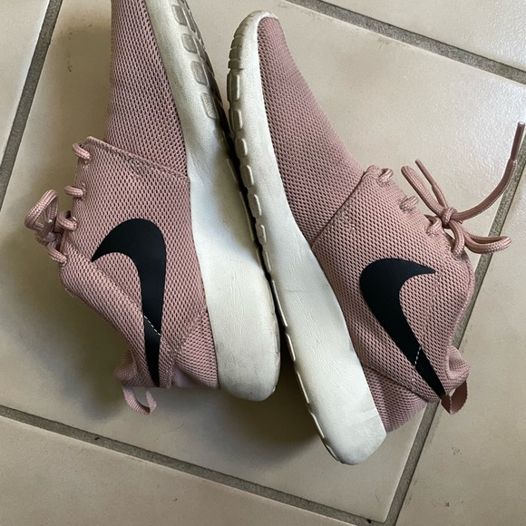 Nike roshe runs women size 5 - Picture 3 of 5